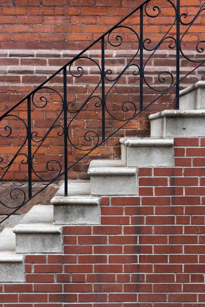 赤れんが造りの家の階段 — ストック写真