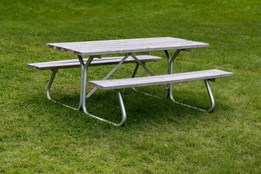 Milli Park banklar ile piknik masası