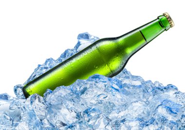 Şişe bira buz küpleri damla ile. Beyaz izole. 