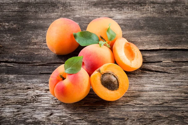 Aprikosen Aprikose Mit Blättern Auf Holzgrund — Stockfoto