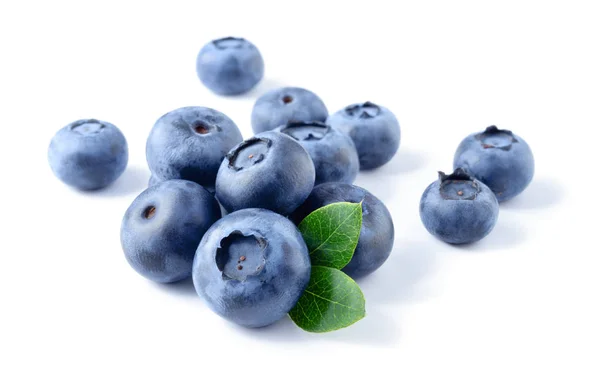 Blueberry. Świeże jagody z liści wyizolowanych na białym oświetlenie tła — Zdjęcie stockowe