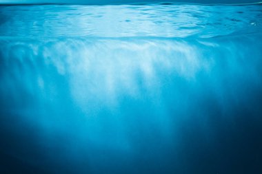 Güneş ışınları ile soyut mavi su arka plan