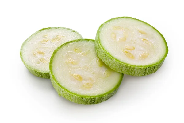 Kabak çorbası. Beyaz arkaplanda dilimlenmiş yeşil kabak — Stok fotoğraf