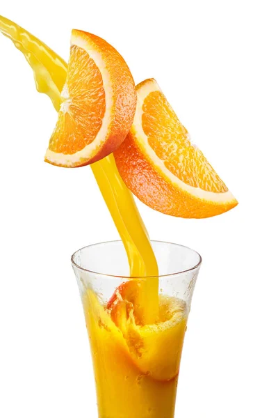 Sumo de laranja com frutos caindo isolado no branco — Fotografia de Stock
