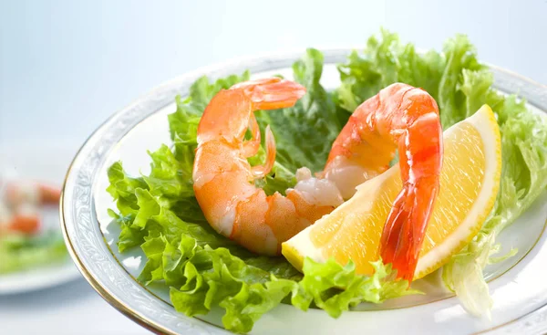 Salade de crevettes aux légumes verts mélangés — Photo