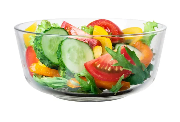 Warzywa odizolowane. Świeża sałatka warzywna w misce. Ze ścieżką wycinania — Zdjęcie stockowe