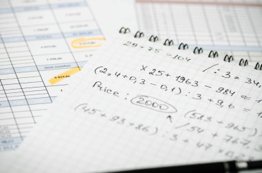 Bir kağıt defter ile tablolar arka plan üzerinde mali kayıtlar