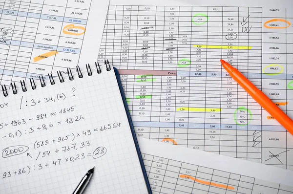Kağıt ve bir defter hesaplamalar ile mali tablolar