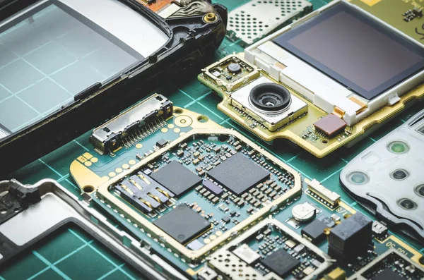 Kristallerden mikroçipler, Yarıiletkenli ve değerli metaller sökülüp eski cep telefonu yakın çekim kurulunda