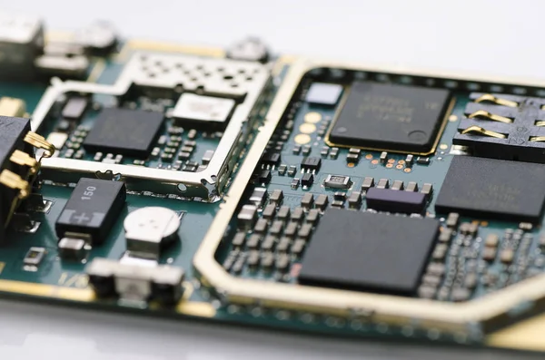 電子ボード プロセッサと半導体コンポーネントのクローズ アップ マクロ 白い背景 ソフト フォーカス — ストック写真