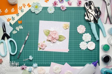 Kesme mat ve scrapbooking araçları, en iyi görünüm çok renkli kağıt el sanatları