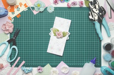 Çok renkli kağıt kartına kesme mat, araç ve gereçleri scrapbooking, en iyi görünüm için