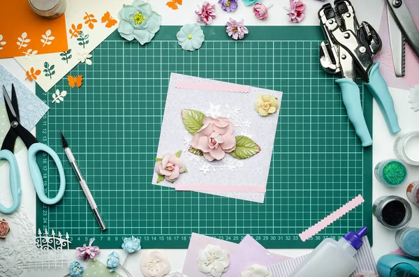 Kesme mat ve scrapbooking araçları, en iyi görünüm çok renkli kağıt el sanatları