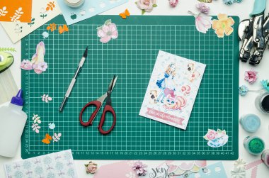 Ev yapımı tebrik kartı ve araçları kesme mat. Scrapbooking, üstten görünüm