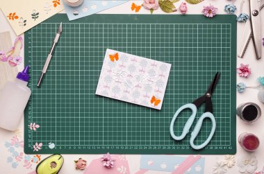Ev yapımı tebrik kartı ve araçları kesme mat. Scrapbooking, üstten görünüm