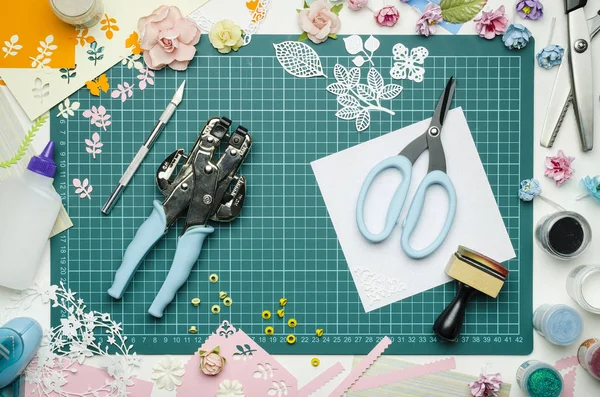 Kesme mat ve scrapbooking araçları, en iyi görünüm çok renkli kağıt el sanatları