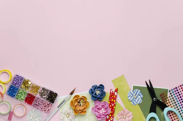 Kağıt çiçekler, araçlar, kağıt ve pembe arka plan üzerinde hurda öğeleri. Scrapbooking, üst görünüm, metin için boş alan