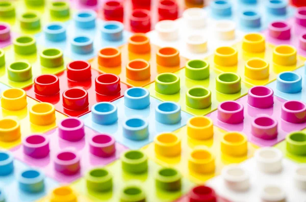 Birçok parlak renkli çocuk plastik blokları, yumuşak odak Desen