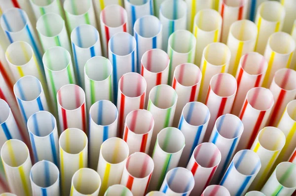 Renkli plastik kokteyl tüpleri yakın çekim, yumuşak odak, soyut