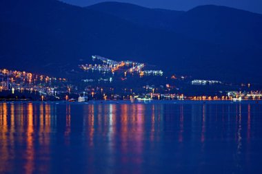 Deniz kenarında, akşam deniz manzarası gece kenti