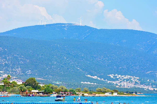 Harika bir manzara dağ ve sahil deniz kıyısı üzerinde dinlenmek