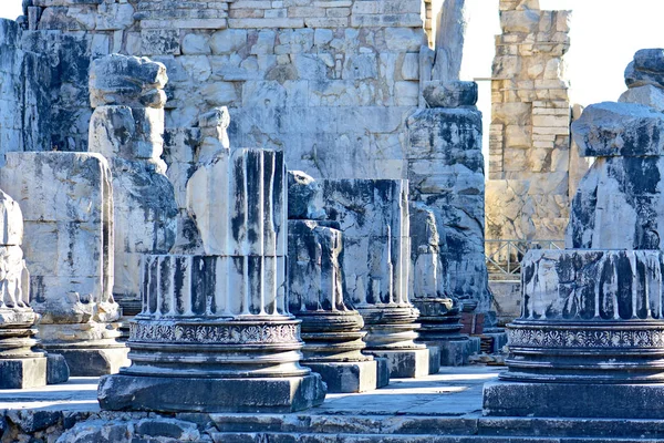 Antik Yunan Apollon Tapınağı, bir müze, arkeolojik kazılar kalıntıları