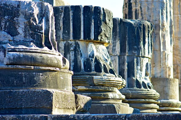 Antik Yunan Apollon Tapınağı, bir müze, arkeolojik kazılar kalıntıları