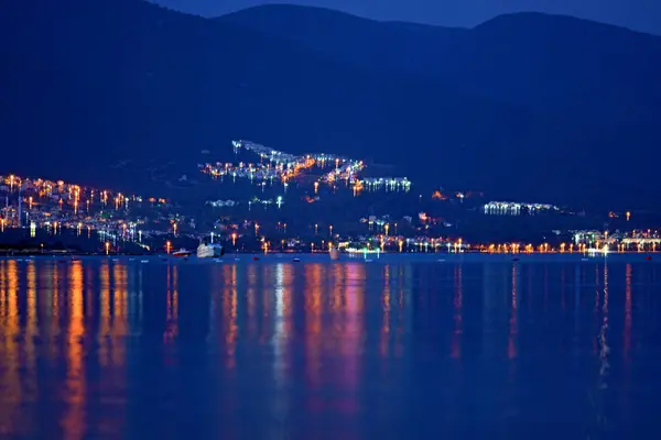 Deniz kenarında, akşam deniz manzarası gece kenti