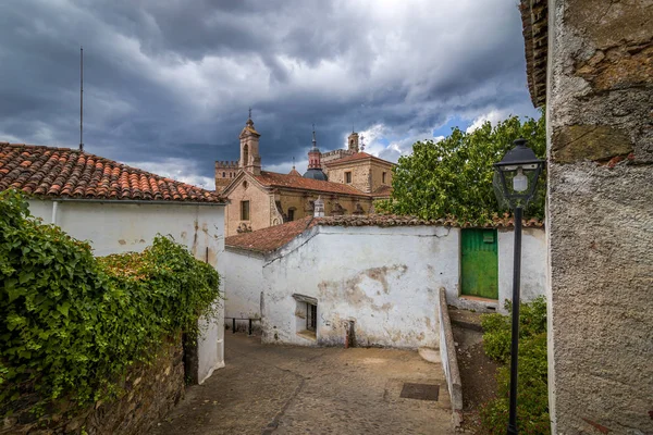 サンタ マリア グアダルーペ王立修道院 スペインのカセレスの州 — ストック写真