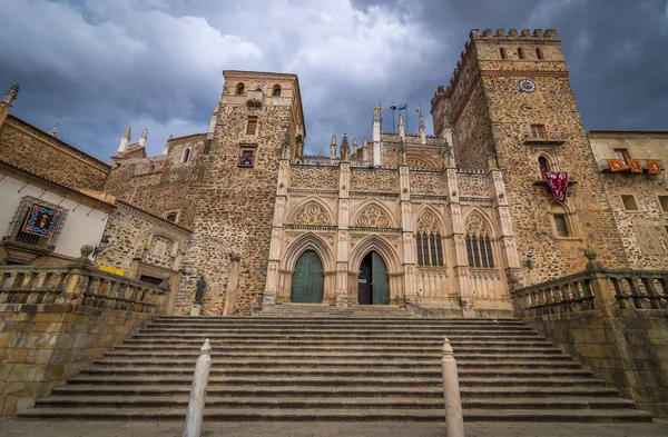 西班牙卡塞雷斯省圣玛丽亚 德瓜达卢佩皇家修道院 — 图库照片