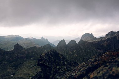 Scala dağlar fırtınalı gökyüzü karşı