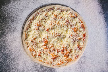 malzemelerle hazırlanan pizza