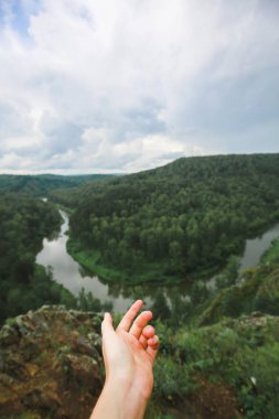 El bir viraj nehir ve iğne yapraklı orman görünümünü gösterir