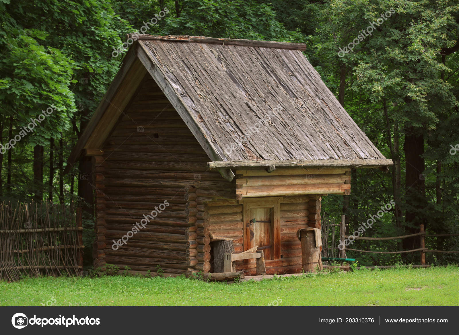 Die Alte Russische Hütte Wald – Stockfoto © Rita_Tim #203310376, image size:1600x1168