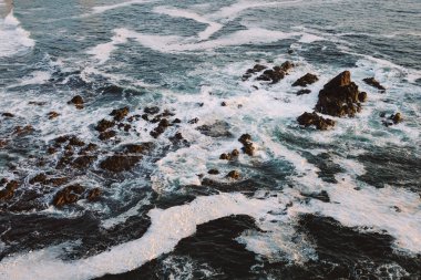 Atlantik Okyanusu dalgaları karşı taşlar kırık