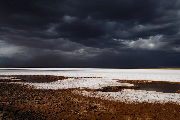 Lago Salato Davanti Una Tenda Contro Cielo Buio — Foto Stock