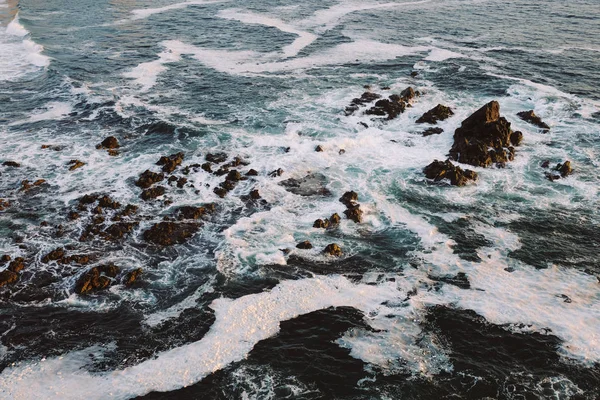 Atlantik Okyanusu dalgaları karşı taşlar kırık