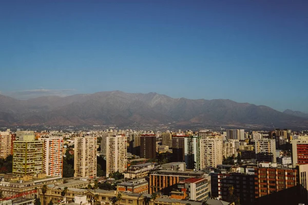 Chile Vista Dos Arranha Céus Santiago Contra Fundo Das Montanhas — Fotografia de Stock