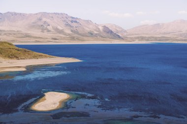 Arka plan koyu mavi gökyüzü göl