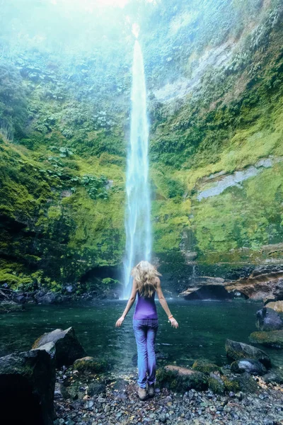 Fille Tient Avec Son Dos Contre Cascade Dans Les Vêtements — Photo