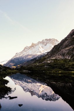 İçinde bir kalp şeklinde bir karla kaplı dağ su (Gölü, su birikintisi) yansıtır