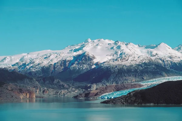Karla Kaplı Dağlar Arka Planda Büyük Bir Göl Için Mavi — Stok fotoğraf