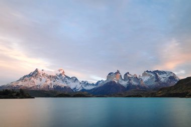 Mavi görünüm Torres del Paine Millî Parkı Torres del Paine dağlar, buzullar, göller ve nehirler Güney Patagonya, Şili'deki kapsayan bir Milli Parkı olduğunu..