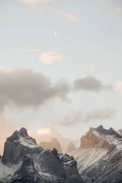 Заснеженные Вершины Необычной Формы Облаках Месяц Чили Торрес Дель Пайне — стоковое фото