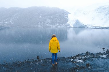 Atlantik Okyanusu dalgaları arka planı siyah-beyaz penguenler büyük bir grup. Magdalena Adası, Şili