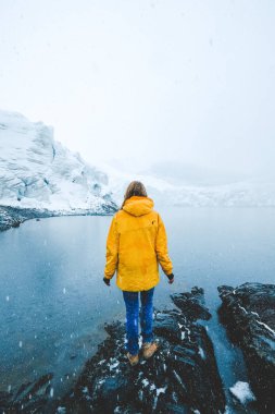 Atlantik Okyanusu dalgaları arka planı siyah-beyaz penguenler büyük bir grup. Magdalena Adası, Şili