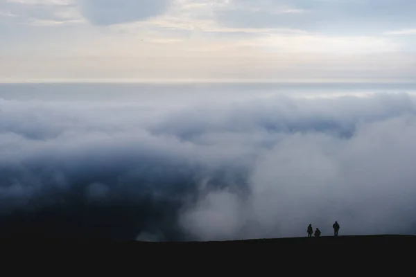 Silouat Άνθρωποι Στο Βουνό Φόντο Σύννεφα Βράδυ Σκούρο Μπλε Φωτογραφία — Φωτογραφία Αρχείου