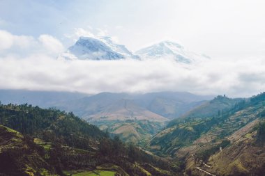 Yatay fotoğraf. Güneşli havalarda, bulutlar bir kalp şeklinde dağ