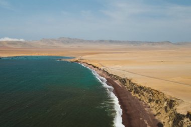 Doğal rezerv Paracas, Peru. Mavi gökyüzü, yeşil deniz, sarı kayalıklarla, çöl ve okyanus