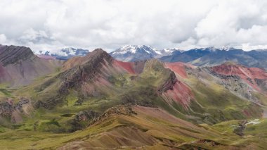 Peru, gökkuşağı dağlar ünlü dağlarda. Gökkuşağı rengi dağlarında. Kırmızı dağlar. Sisli havalarda manzara